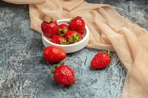 Strawberries is in list of fruits to reduce creatinine level